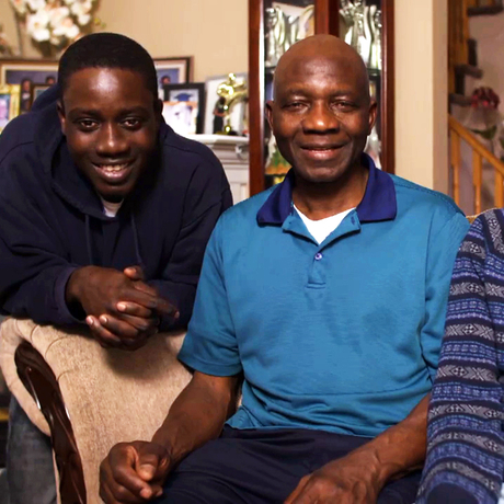 Un père avec ses deux fils atteints d’anémie falciforme.