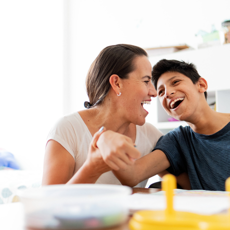 Une mère dessine avec son fils atteint de paralysie cérébrale.