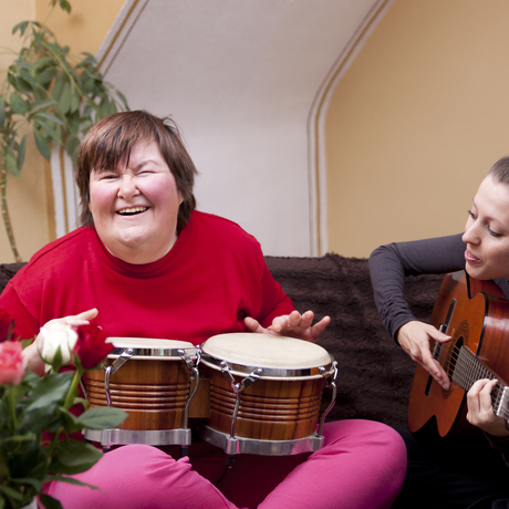 Deux femmes jouent d’un instrument lors d’une séance de musicothérapie.